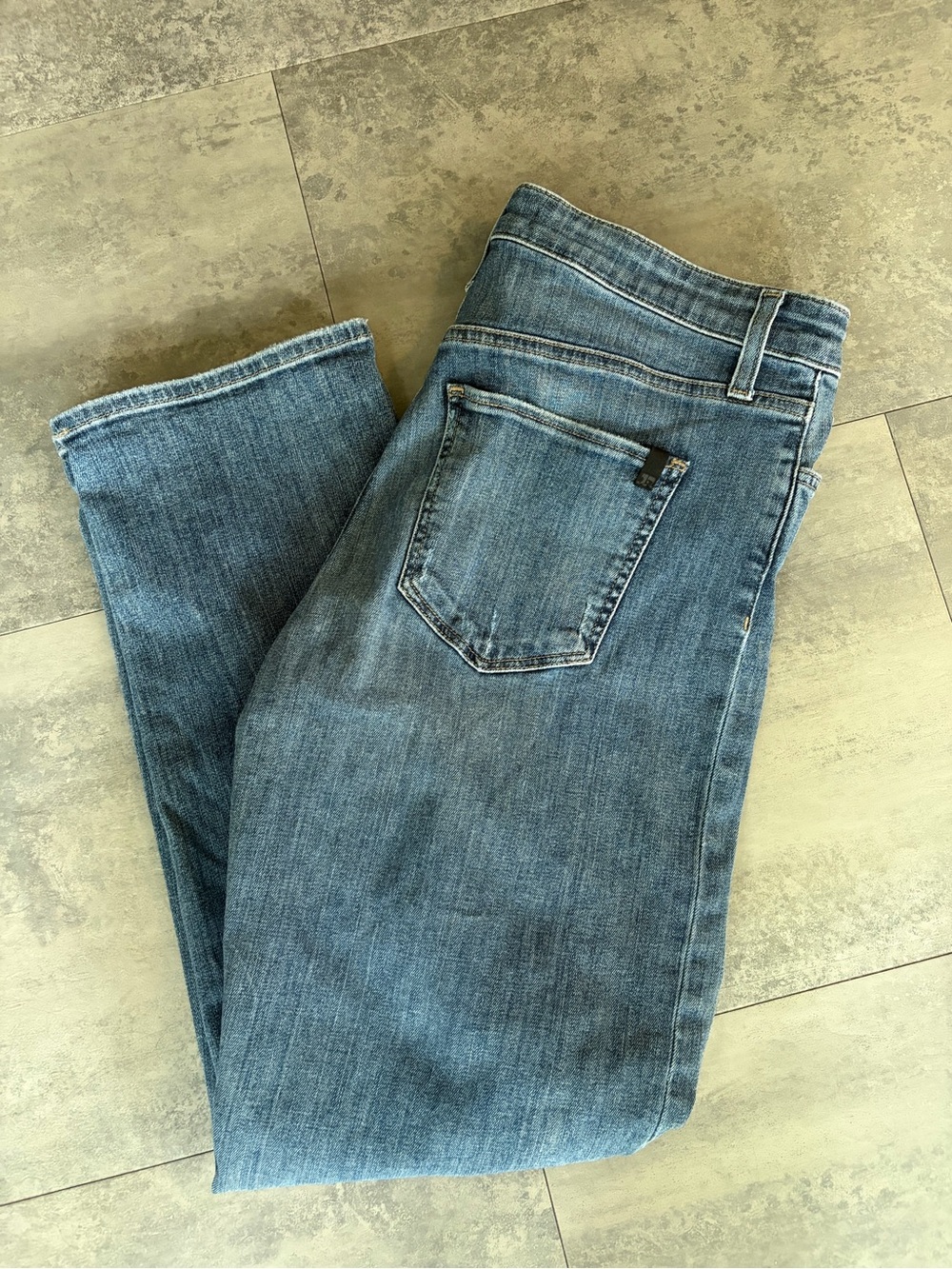Joe’s the Niki mid rise boyfriend jeans in size 29